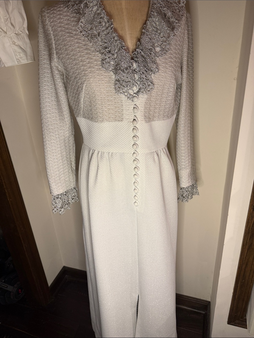 Elegant Cream Long-Sleeve Dress with Lace Trim VINTAGE